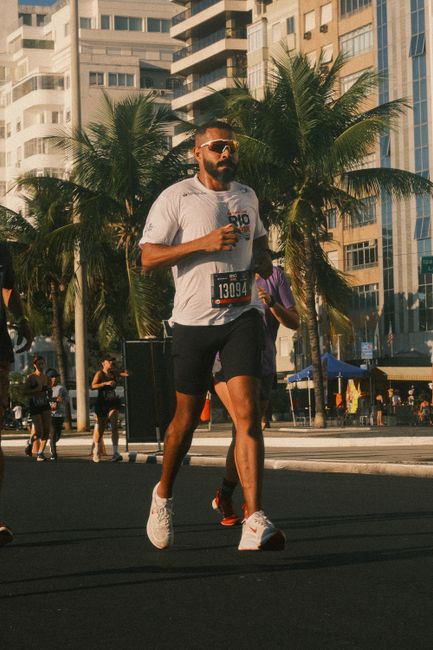 Runner con dolor de fascia plantar después de correr en asfalto, fascitis plantar en corredores