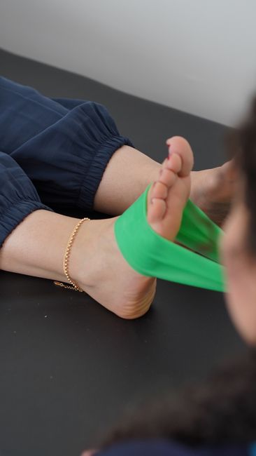 Estiramientos para fascitis plantar y espolón calcáneo, ejercicios de pie recomendados por podólogo